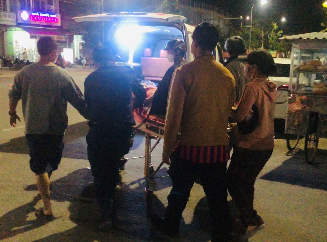 Bệnh viện phủ nhận việc chặn xe cứu thương chở bệnh nh&acirc;n chuyển viện - Ảnh 1.