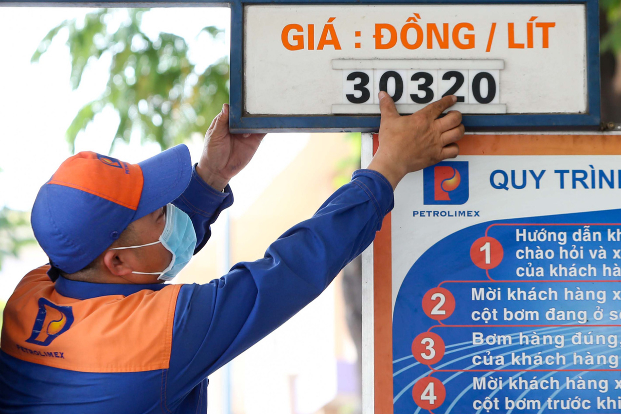 Giá xăng tăng kỷ lục, shipper lo lắng "làm không đủ tiền trang trải"