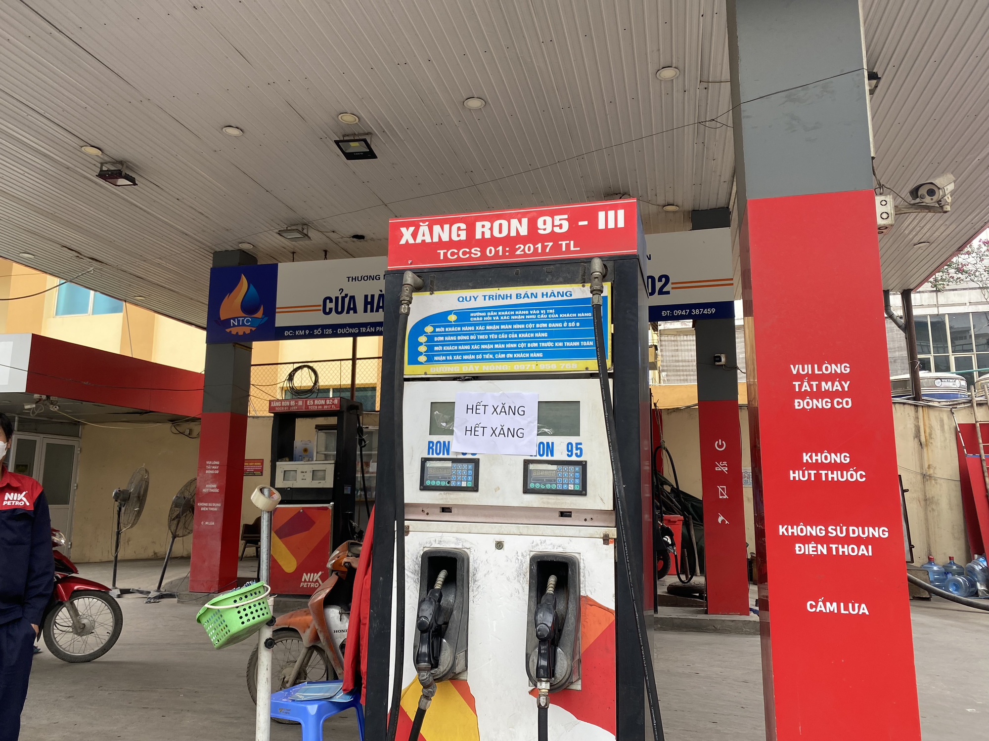 Cây xăng ở Hà Nội treo biển hết hàng trước giờ tăng giá - Ảnh 2.