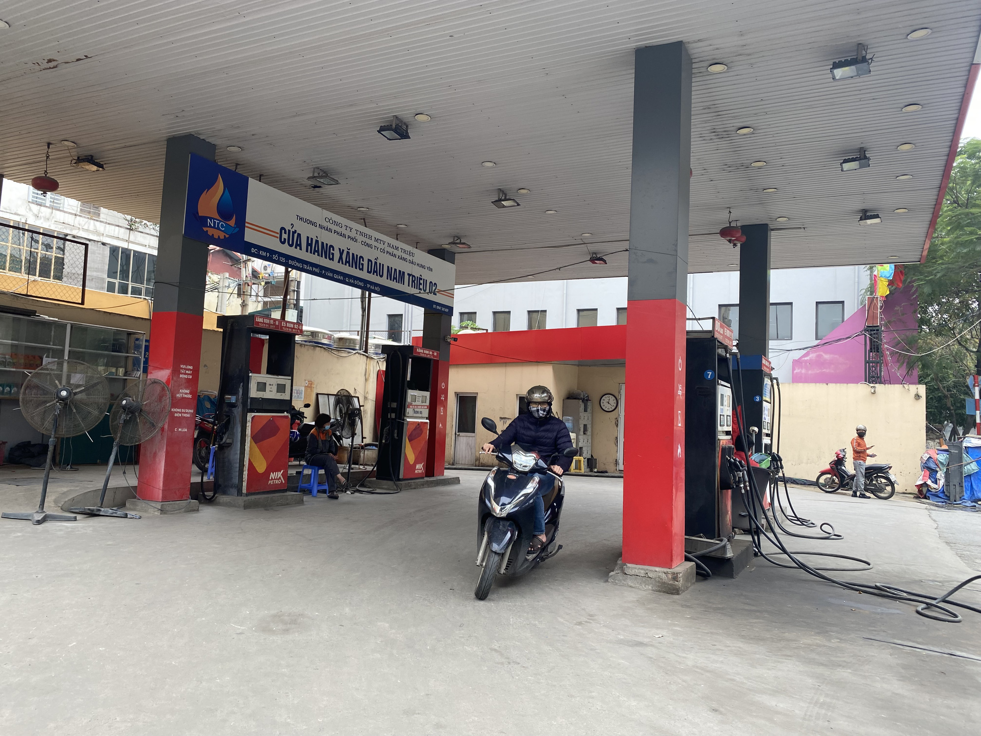Cây xăng ở Hà Nội treo biển hết hàng trước giờ tăng giá - Ảnh 4.