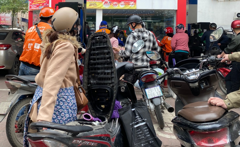 CLIP: Lo giá tăng sốc, người Hà Nội đổ xô mua xăng trước giờ G - Ảnh 9.