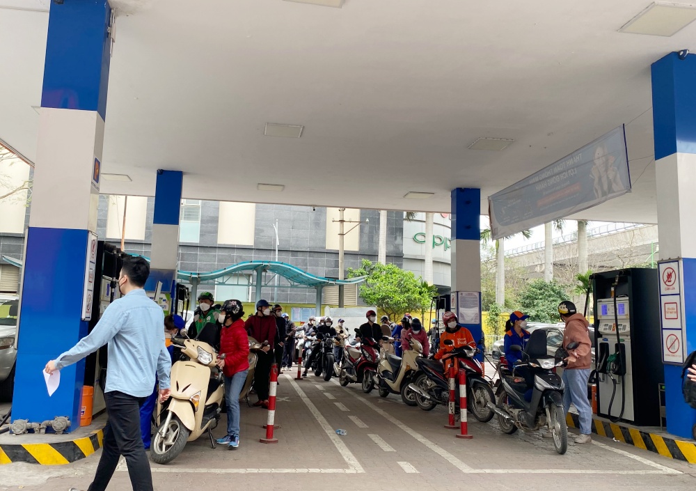 Giá xăng sẽ được điều chỉnh từ 0 giờ đêm nay 1-4, dự báo giảm - Ảnh 1.