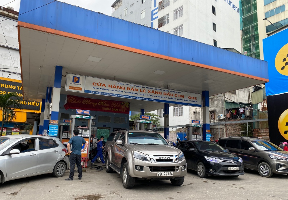 Gi&aacute; xăng tăng mạnh, vượt mốc 32.000 đồng/l&iacute;t - Ảnh 1.