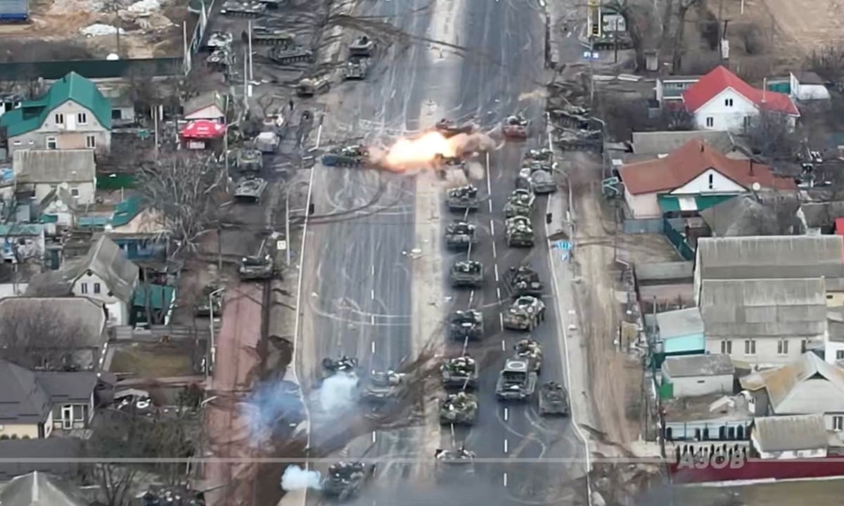 Ukraine tung clip phục k&iacute;ch đo&agrave;n xe tăng Nga - Ảnh 1.