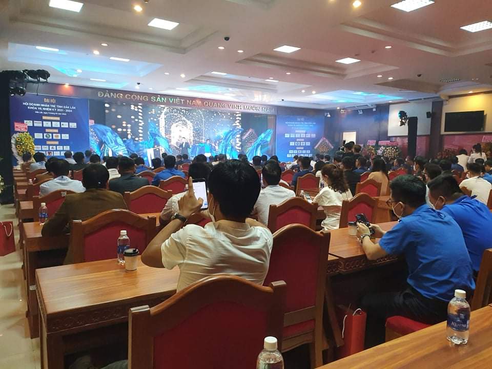 Kh&aacute;ch sạn mời kh&aacute;ch phương xa ra ngo&agrave;i khi nghi mắc Covid-19 - Ảnh 2.