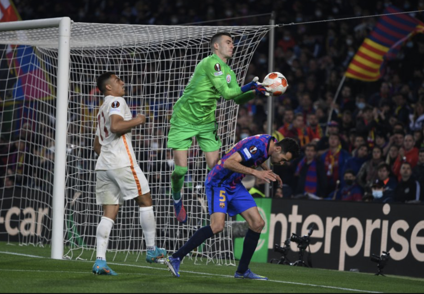 "Cố nhân" gieo sầu, Barcelona sa lầy trước Galatasaray ở Europa League