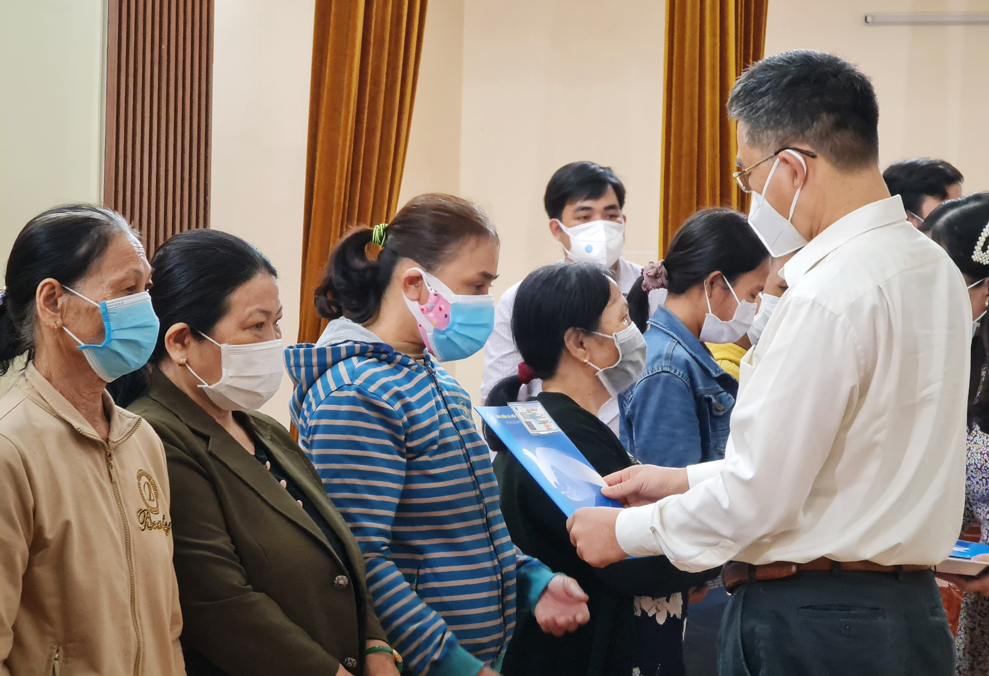 Đ&agrave; Nẵng: H&agrave;ng trăm trường hợp kh&oacute; khăn được nhận sổ BHXH, BHYT - Ảnh 1.