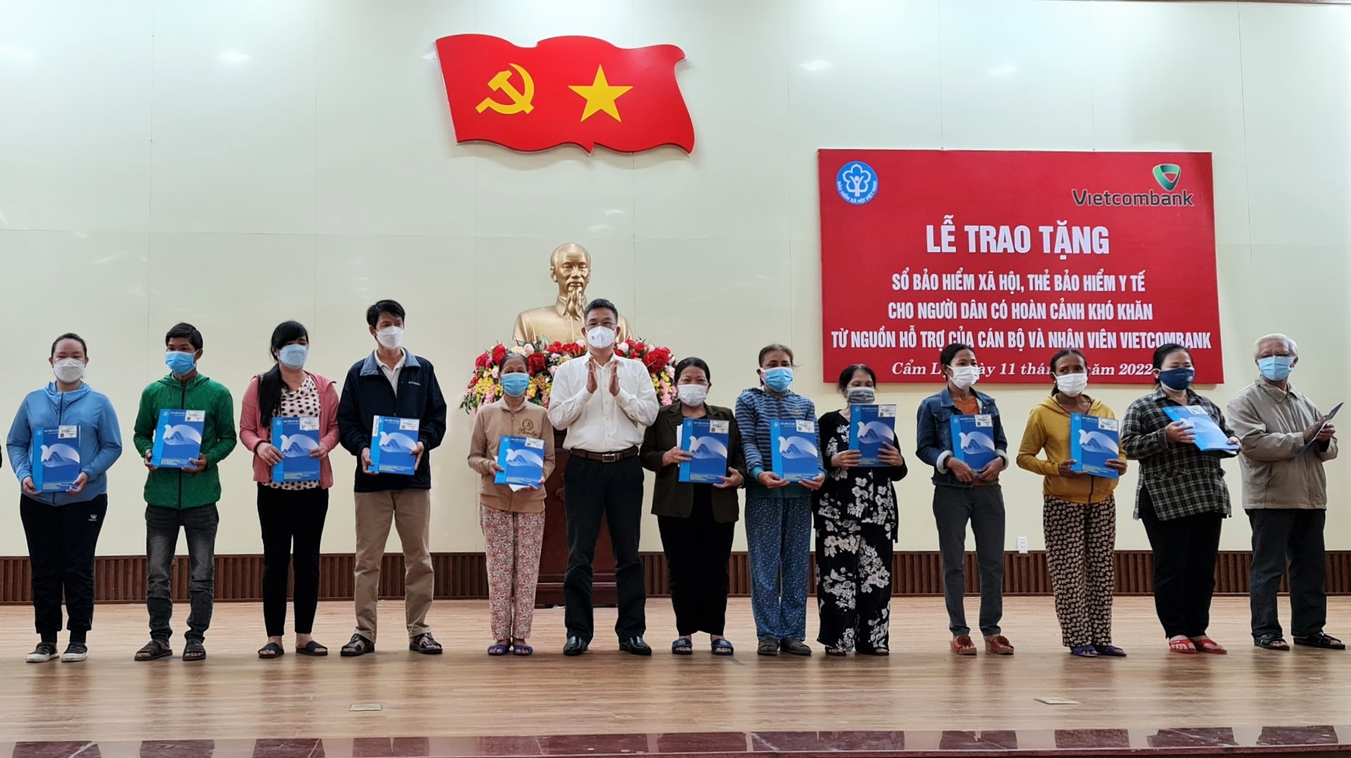 Đ&agrave; Nẵng: H&agrave;ng trăm trường hợp kh&oacute; khăn được nhận sổ BHXH, BHYT - Ảnh 2.