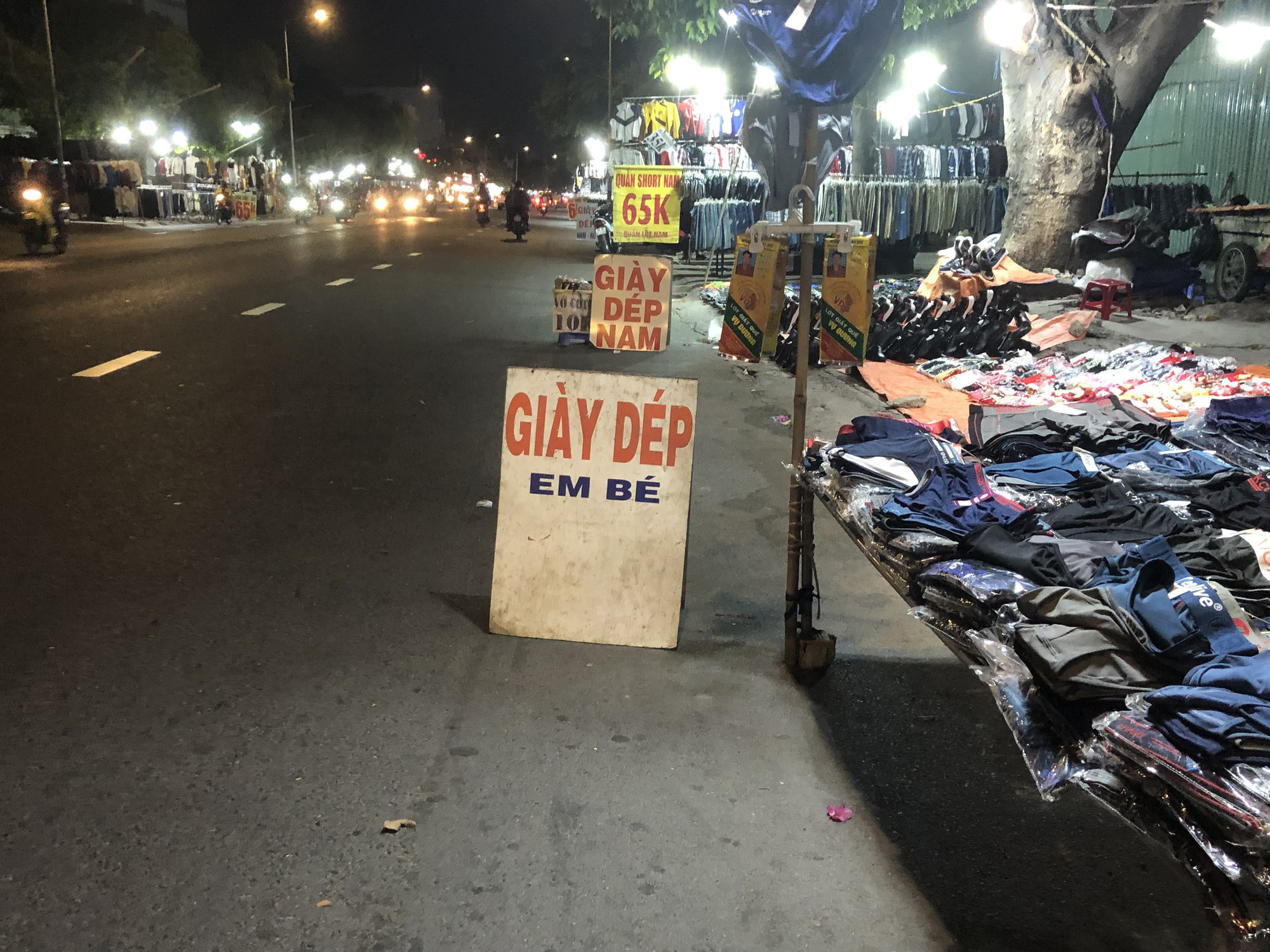 Vỉa hè đường Tây Thạnh bị chiếm dụng làm nơi buôn bán - Ảnh 2.