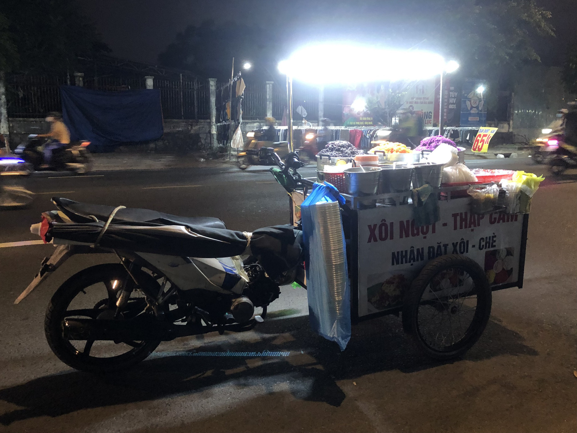 Vỉa hè đường Tây Thạnh bị chiếm dụng làm nơi buôn bán - Ảnh 3.