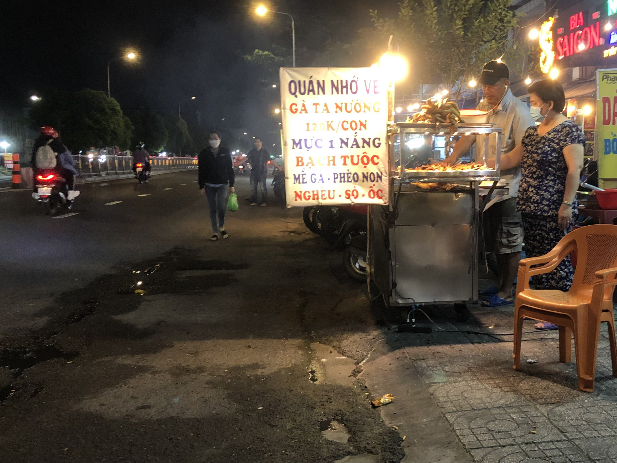 Vỉa hè đường Tây Thạnh bị chiếm dụng làm nơi buôn bán - Ảnh 5.