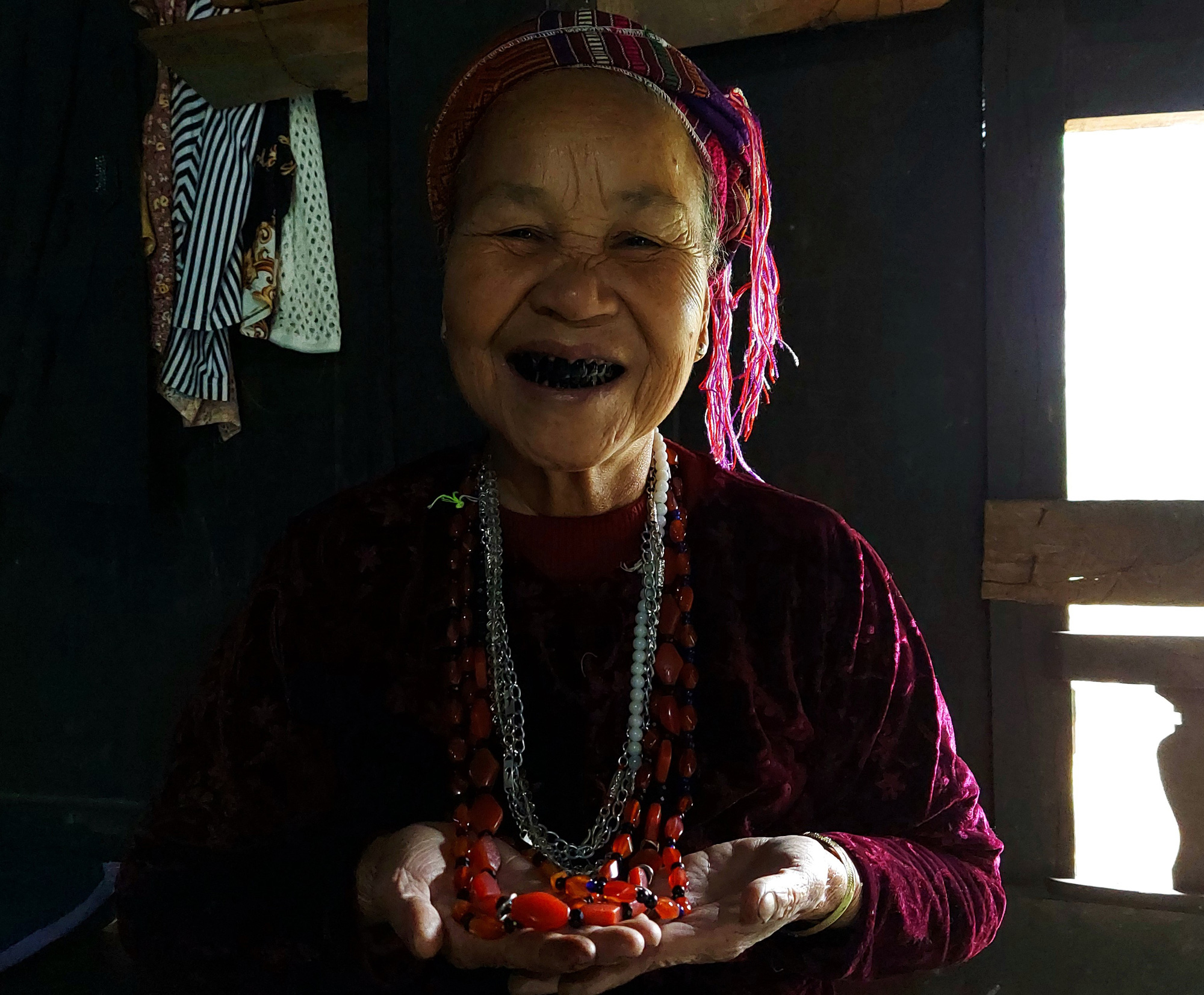 Có già làng Phuôn, dân làng ấm êm - Ảnh 1.