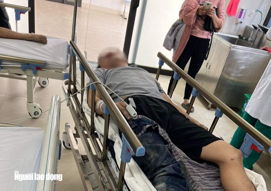 CLIP: Côn đồ xông vào gara ôtô đánh chủ và người làm trọng thương - Ảnh 2.