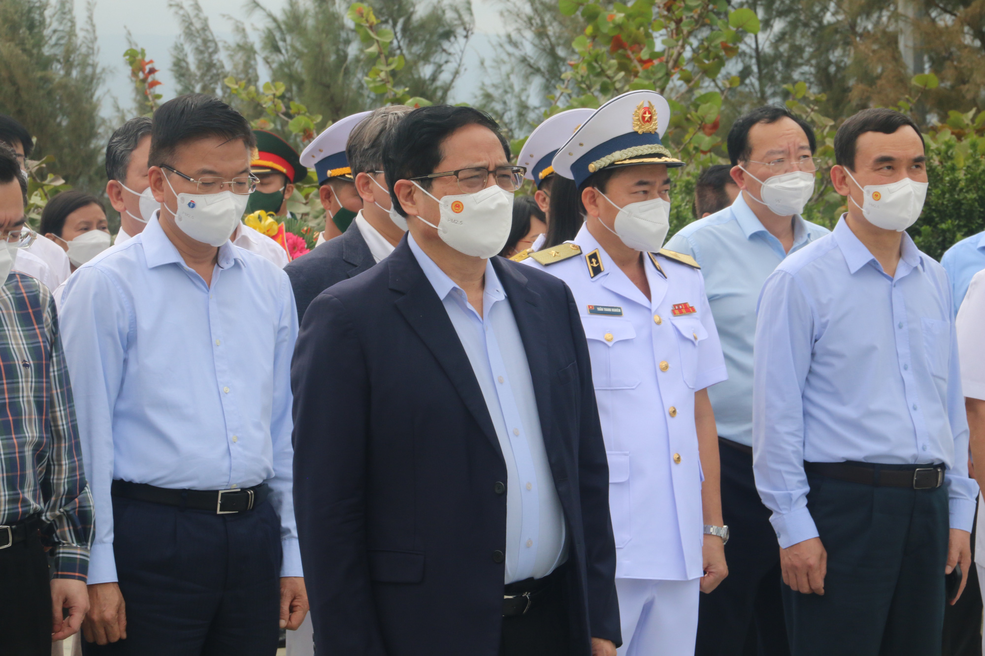 Thủ tướng Phạm Minh Ch&iacute;nh d&acirc;ng hương, hoa tại Khu tưởng niệm Chiến sĩ Gạc Ma - Ảnh 1.