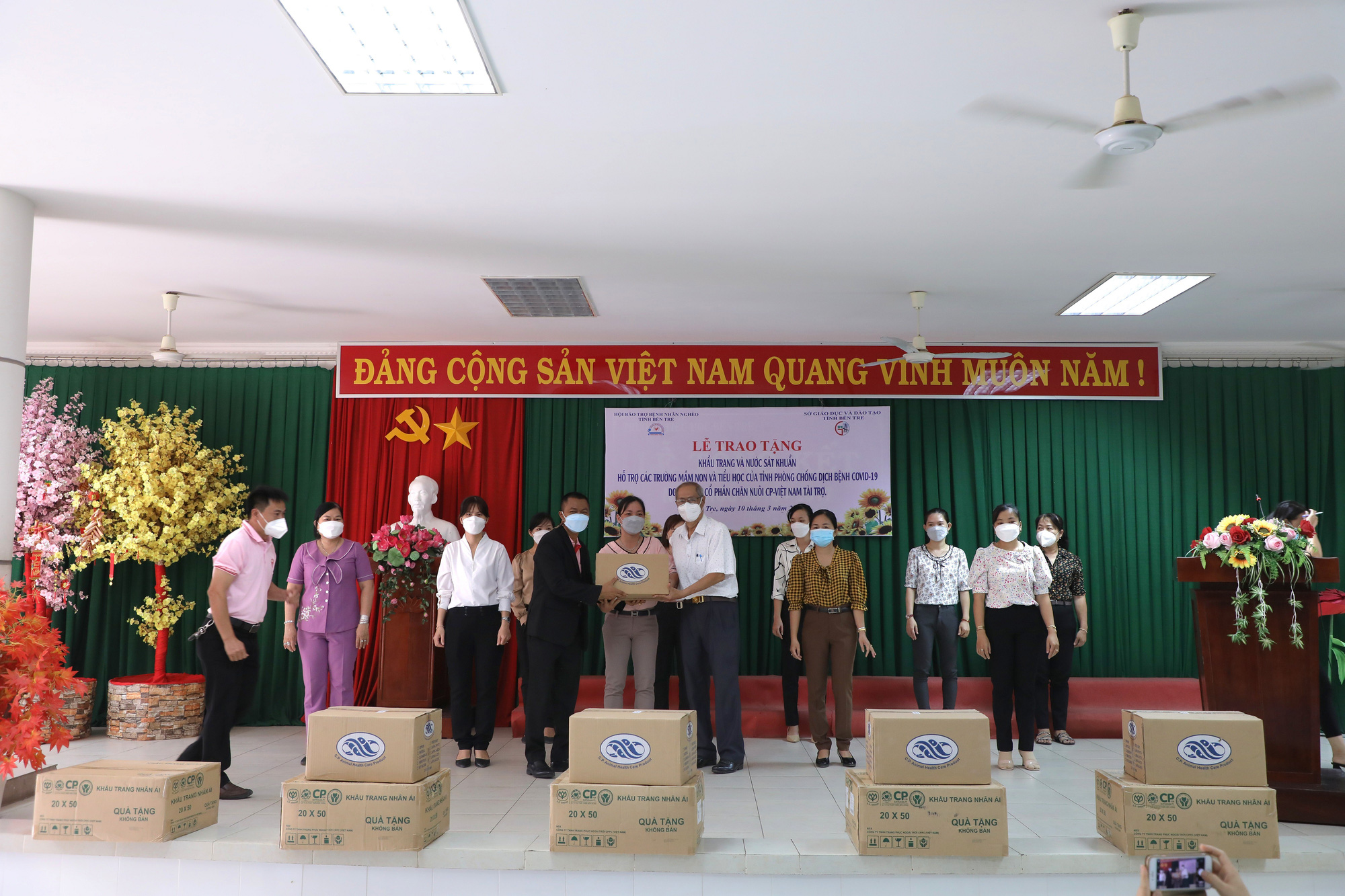 C.P. Việt Nam hỗ trợ trường học Bến Tre phòng chống dịch Covid-19