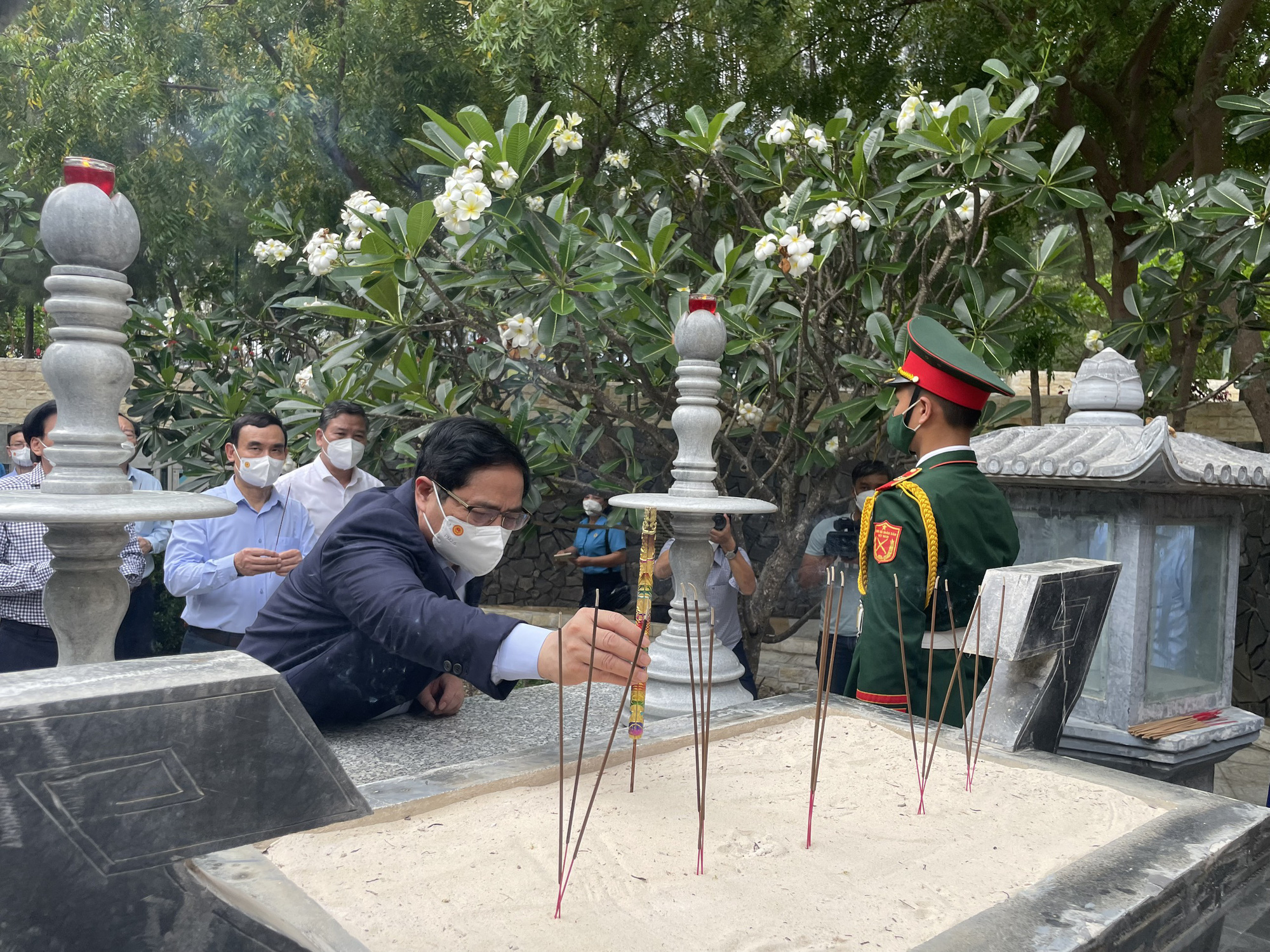 Thủ tướng Phạm Minh Ch&iacute;nh d&acirc;ng hương, hoa tại Khu tưởng niệm Chiến sĩ Gạc Ma - Ảnh 3.