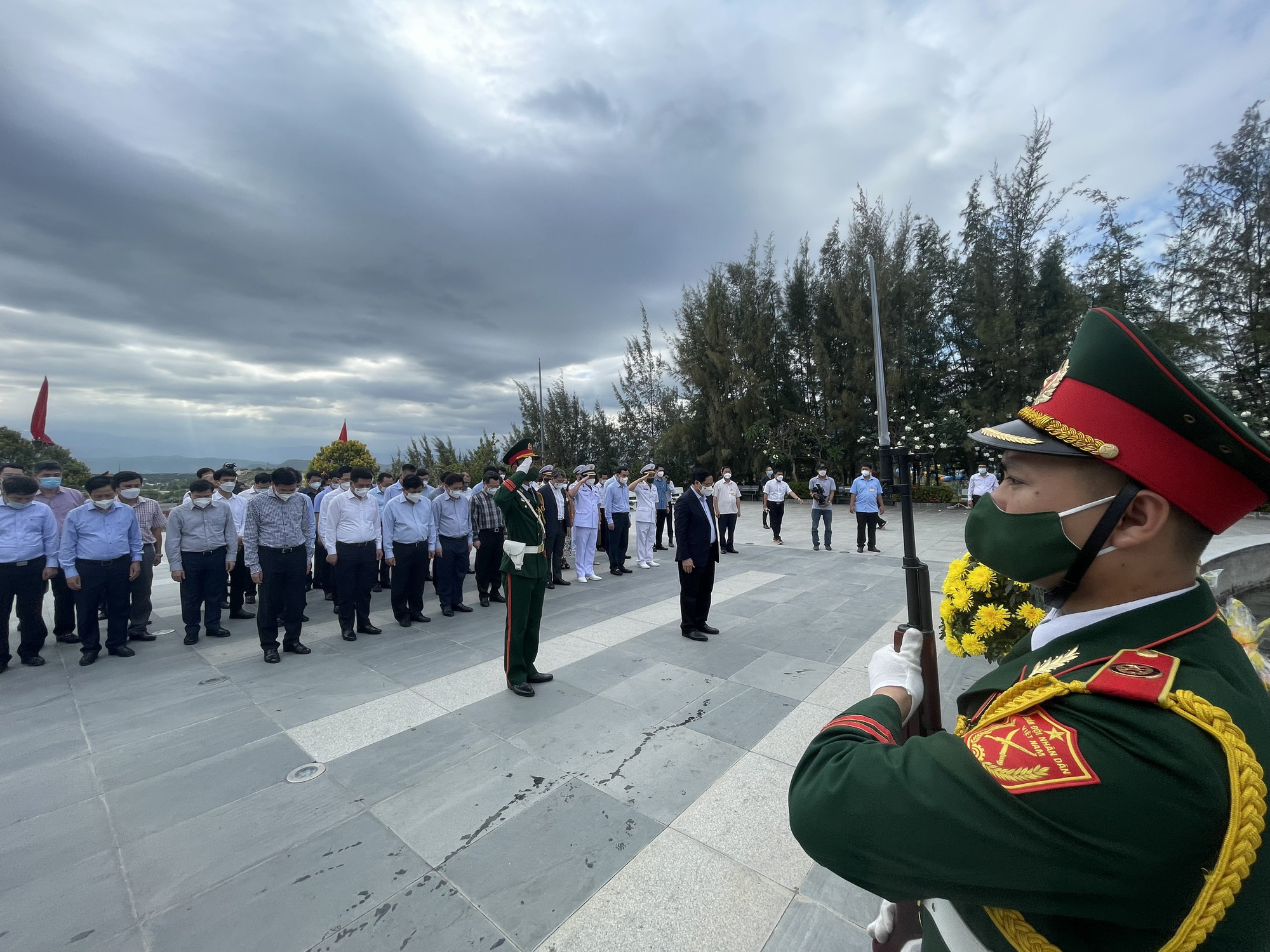 Thủ tướng Phạm Minh Chính dâng hương, hoa tại Khu tưởng niệm Chiến sĩ Gạc Ma
