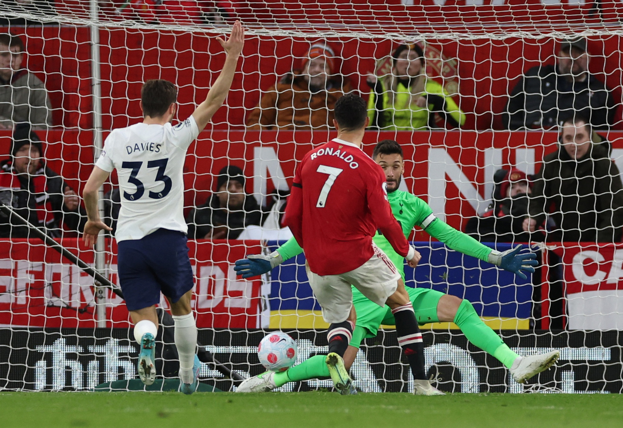 Ronaldo lập hat-trick si&ecirc;u đỉnh, Man United hạ Tottenham ở Old Trafford - Ảnh 5.