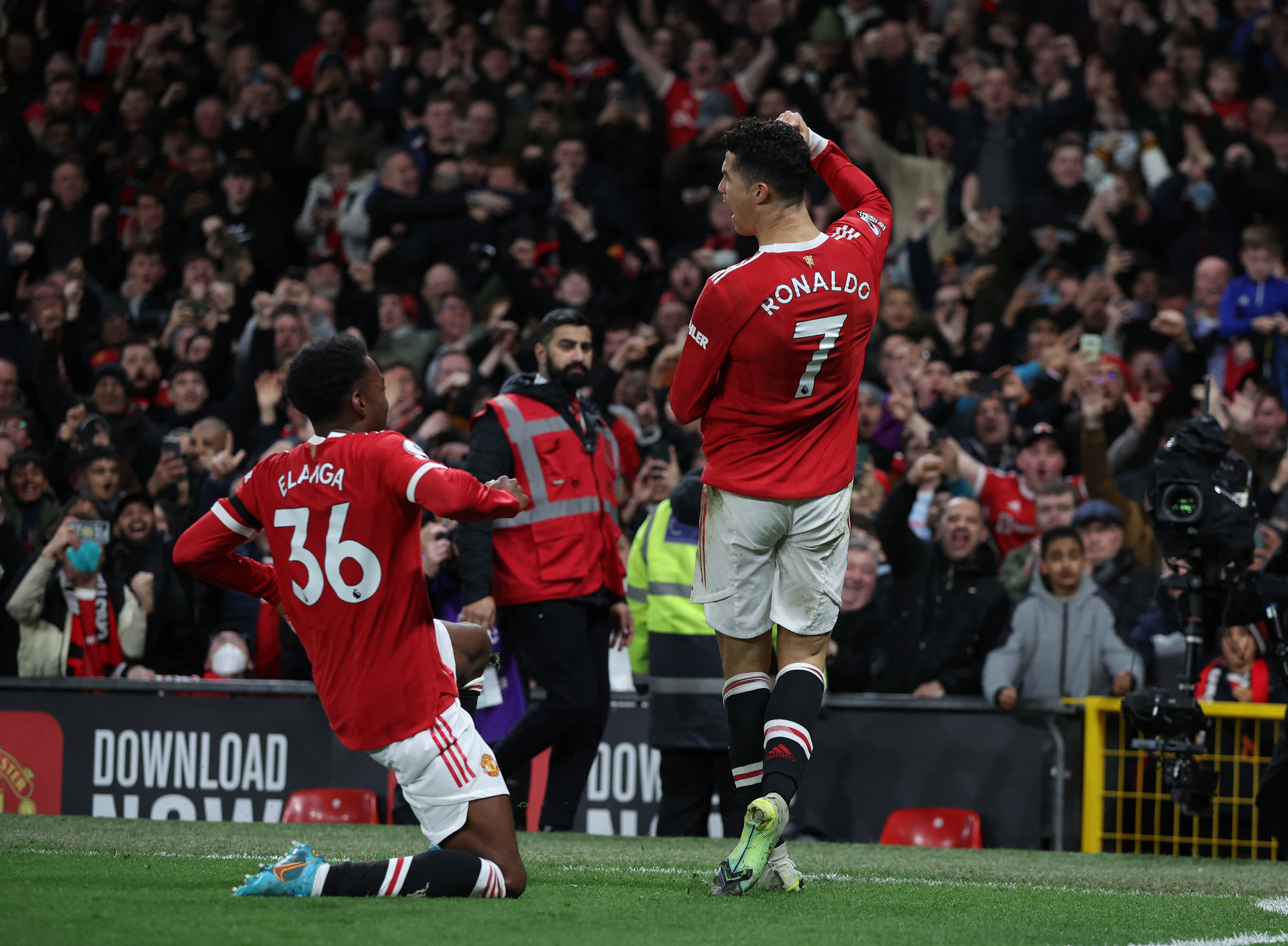 Ronaldo lập hat-trick si&ecirc;u đỉnh, Man United hạ Tottenham ở Old Trafford - Ảnh 10.