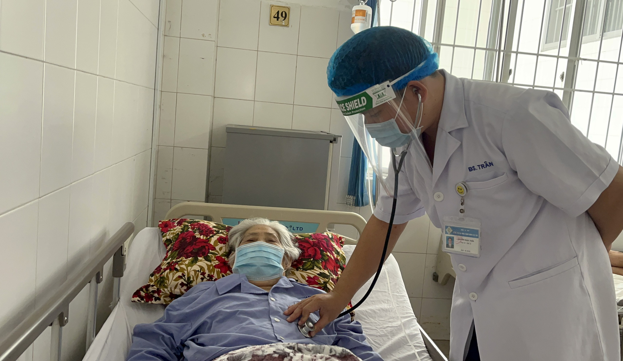 Dùng bong bóng kéo viên sỏi mật 10mm để cứu sống cụ bà