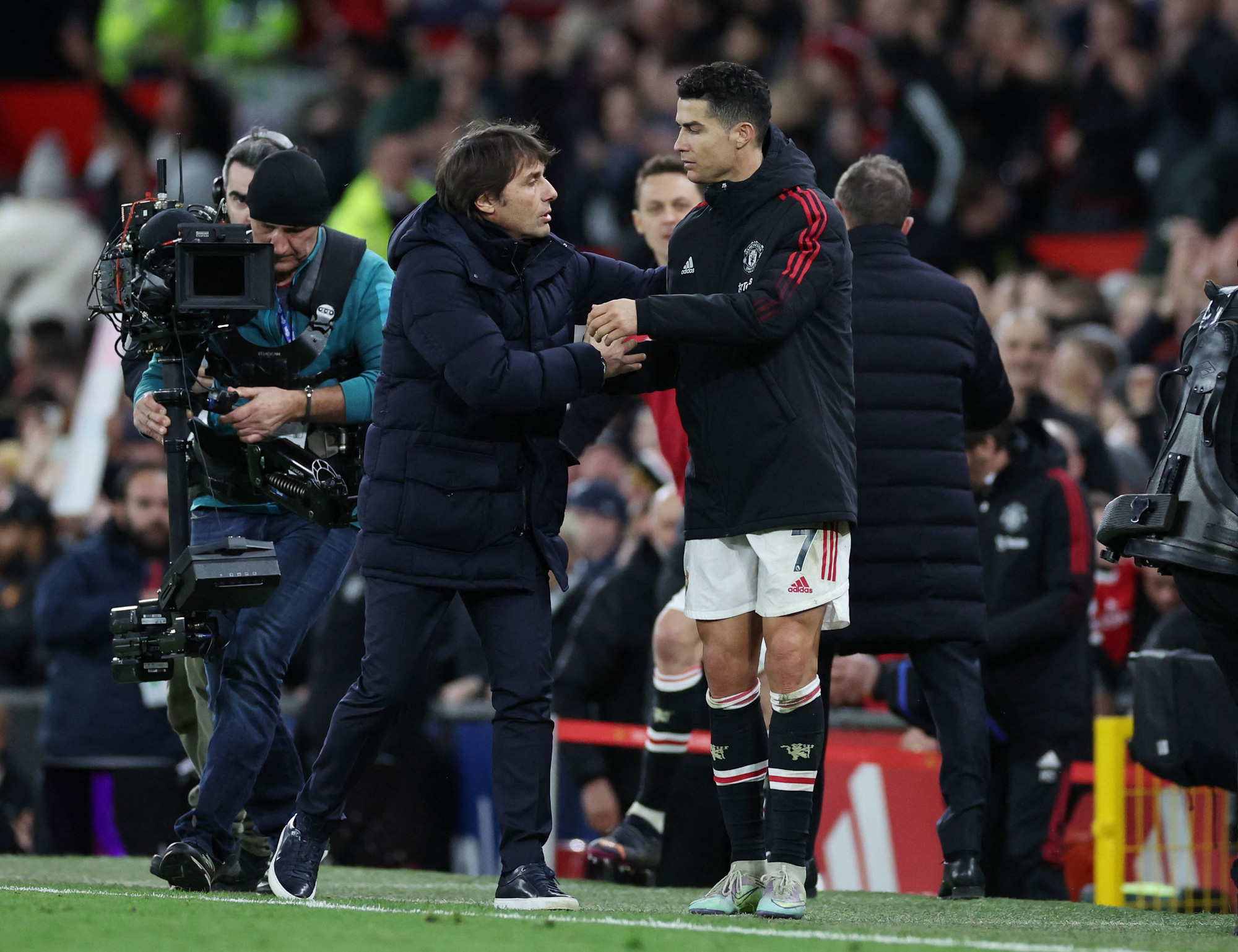 HLV Antonio Conte khen t&agrave;i đối thủ, Ronaldo lập kỷ lục v&ocirc; tiền kho&aacute;ng hậu - Ảnh 4.
