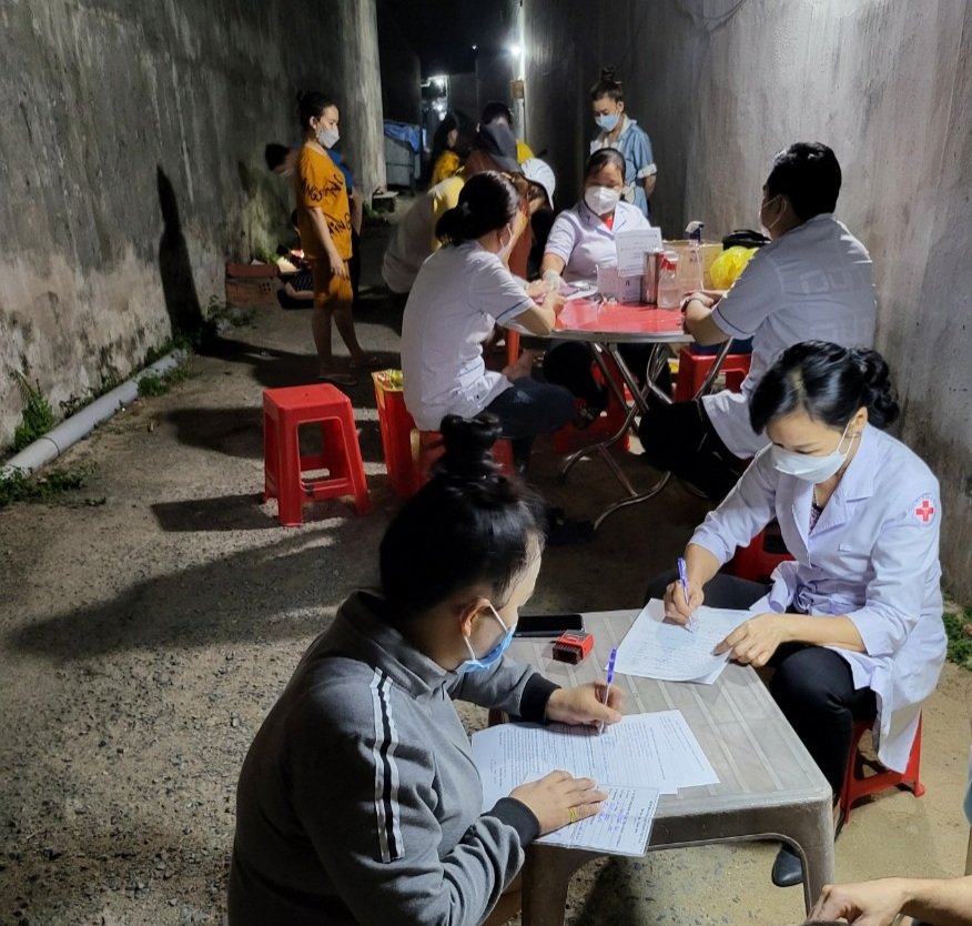 Bình Dương: Tới nhà trọ tiêm vắc-xin xuyên đêm cho công nhân - Ảnh 2.