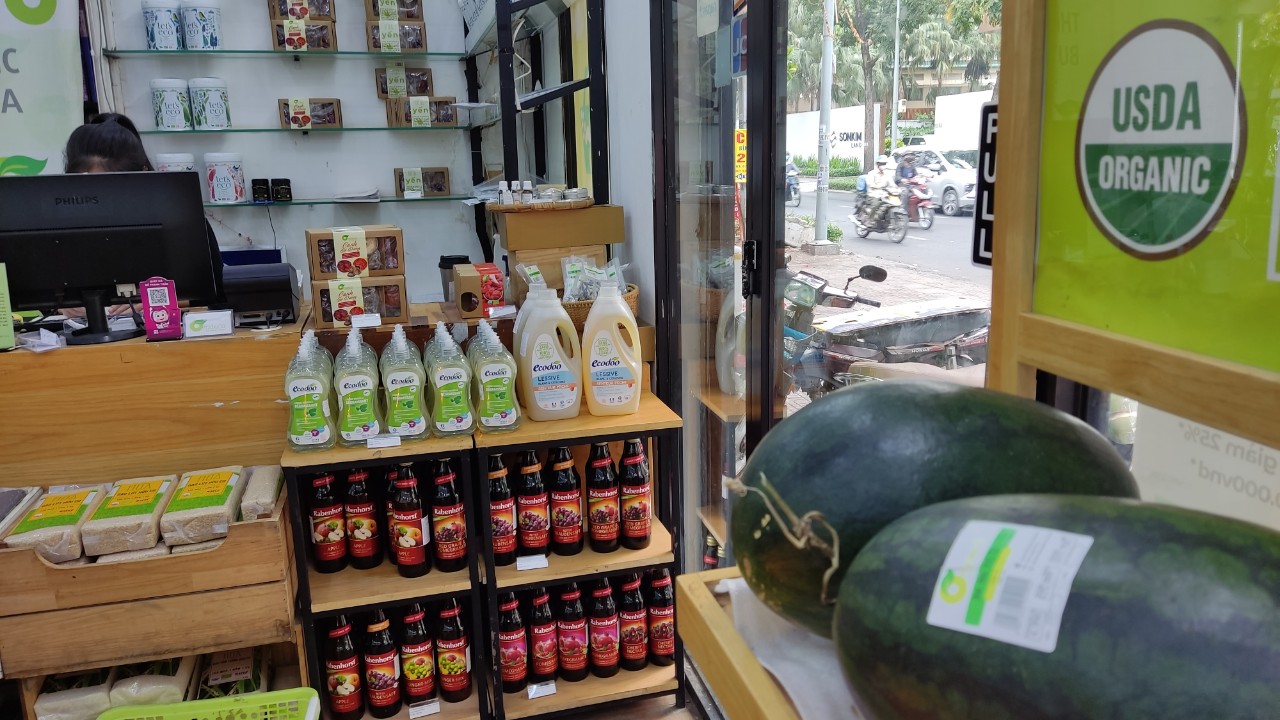 B&agrave; nội trợ &ldquo;cho&aacute;ng&rdquo; với quả dưa hấu gi&aacute; hơn 700.000 đồng - Ảnh 1.
