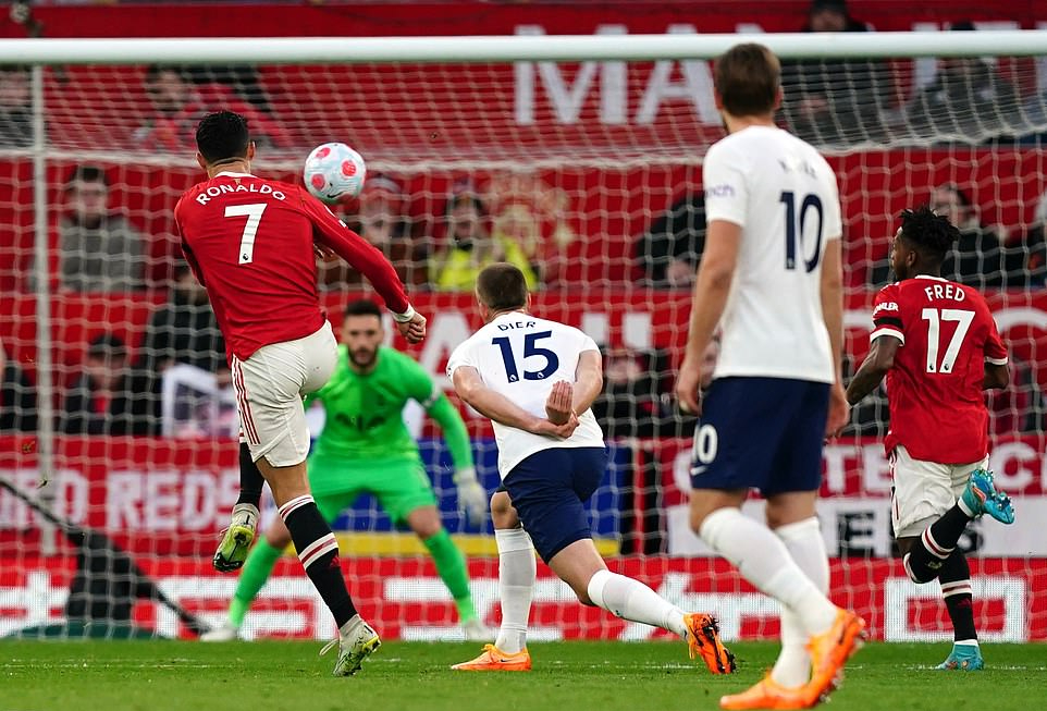 Ronaldo lập hat-trick, Man United hạ Tottenham ở Old Trafford
