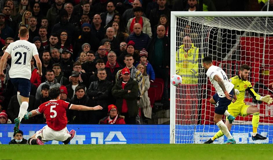 Ronaldo lập hat-trick si&ecirc;u đỉnh, Man United hạ Tottenham ở Old Trafford - Ảnh 6.