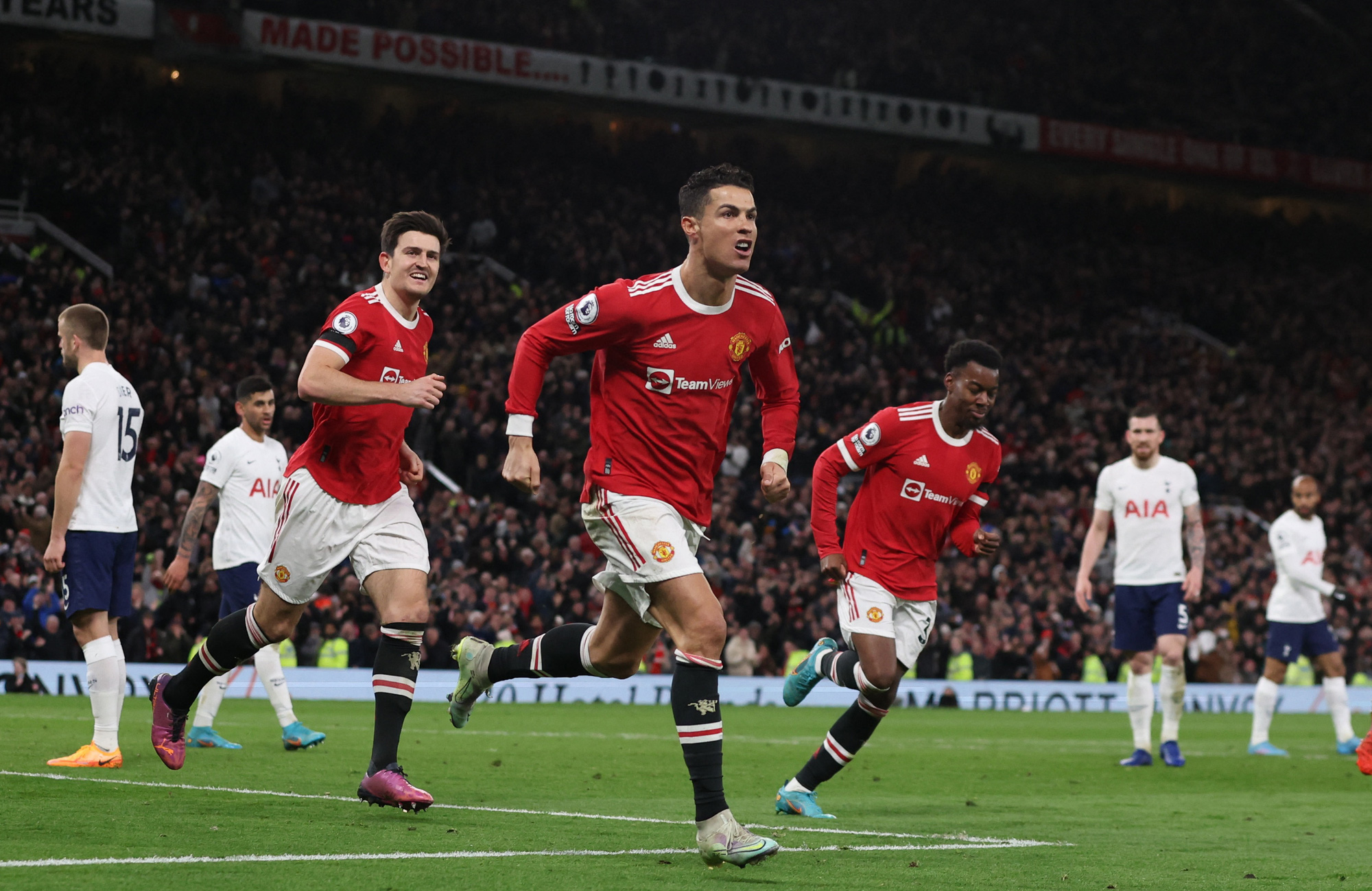 Chelsea tung tin liên hệ Ronaldo, mơ hàng công khủng