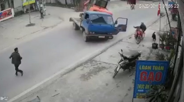 Dừng xe máy bên đường, cụ ông bị máy múc rơi từ trên xe tải xuống đè chết