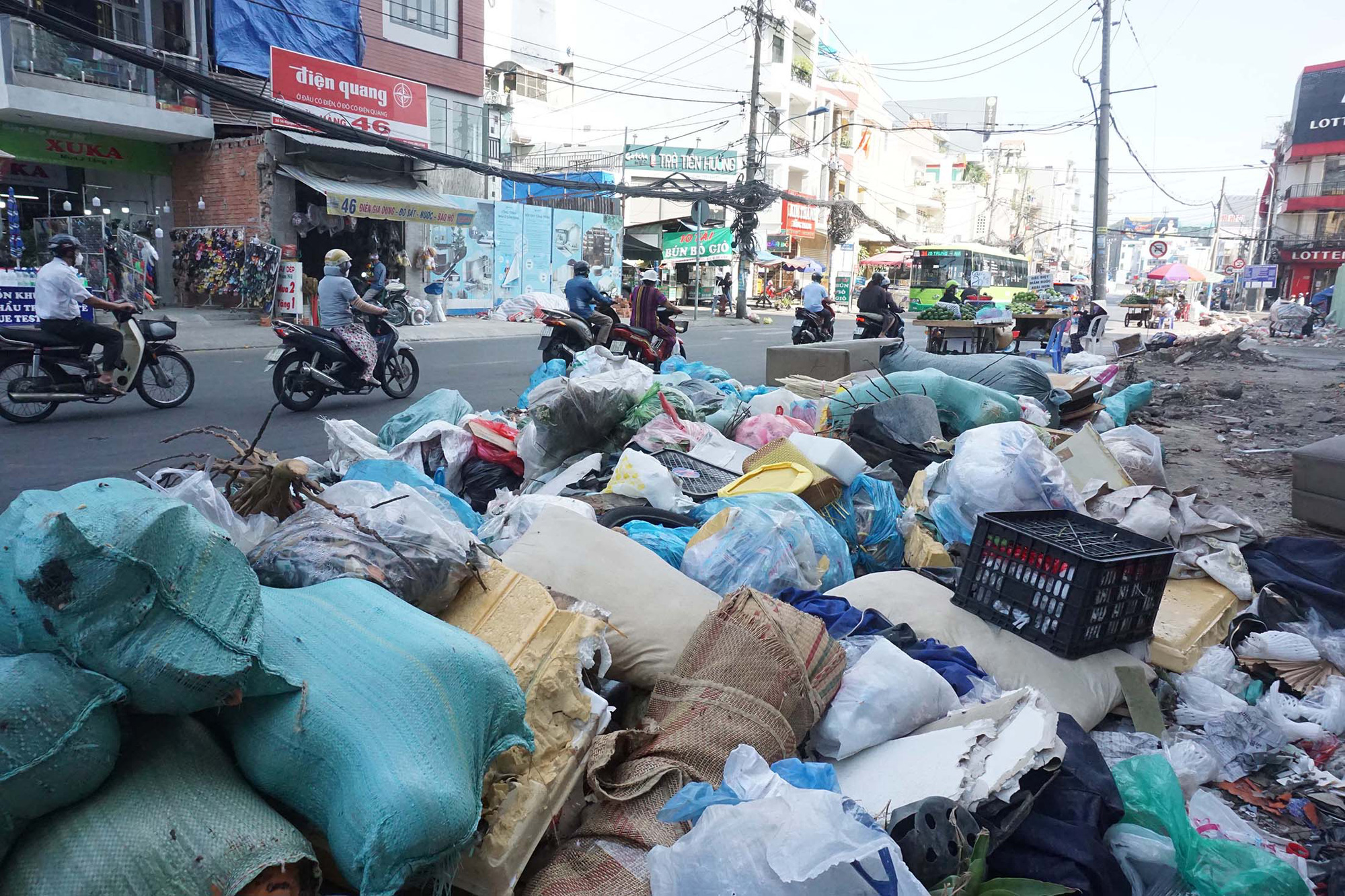 Nhức nhối nạn vứt rác bừa bãi