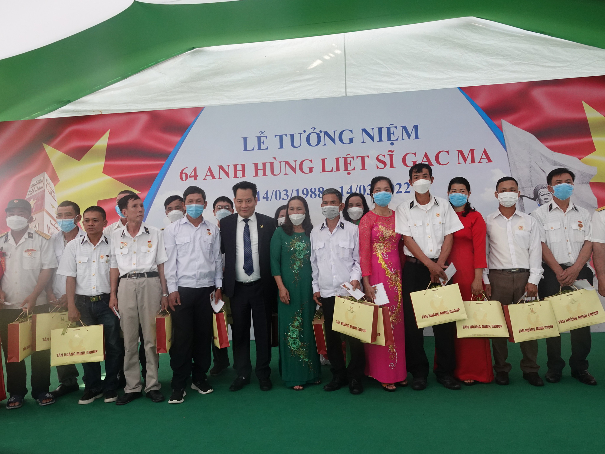 X&uacute;c động lễ tưởng niệm 64 Anh h&ugrave;ng, liệt sĩ Gạc Ma - Ảnh 4.