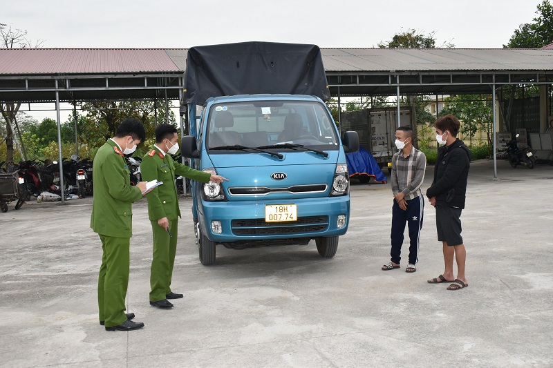 2 người đàn ông dùng xe ôtô trộm cắp trâu chăn thả trên đồng