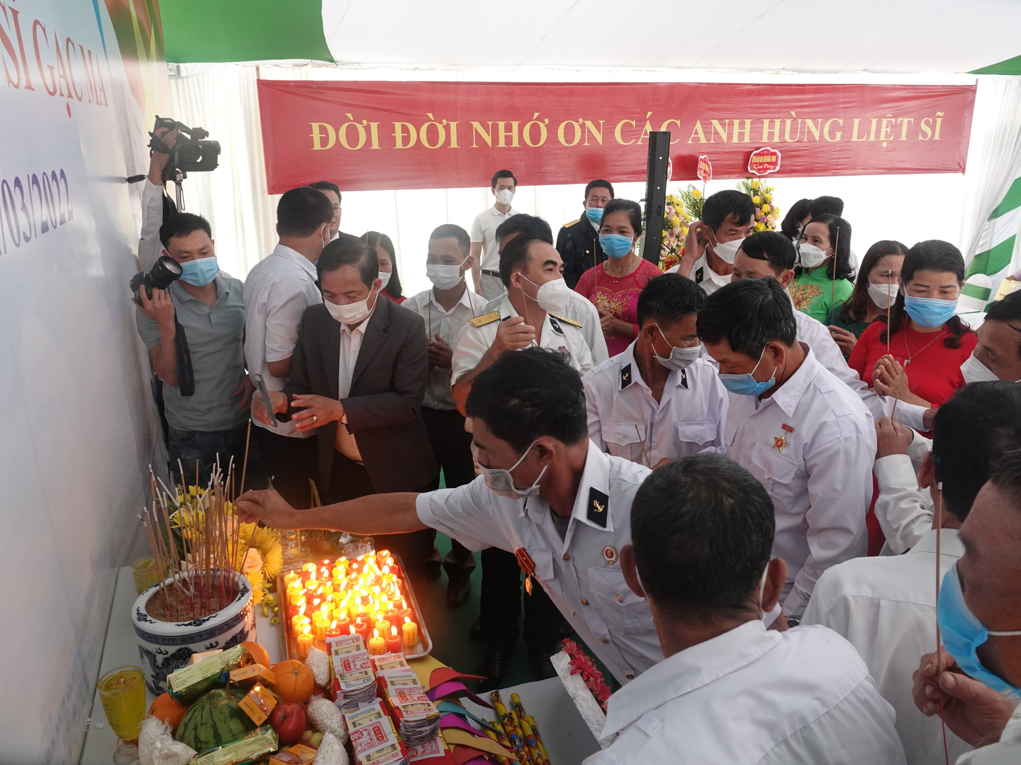 X&uacute;c động lễ tưởng niệm 64 Anh h&ugrave;ng, liệt sĩ Gạc Ma - Ảnh 1.