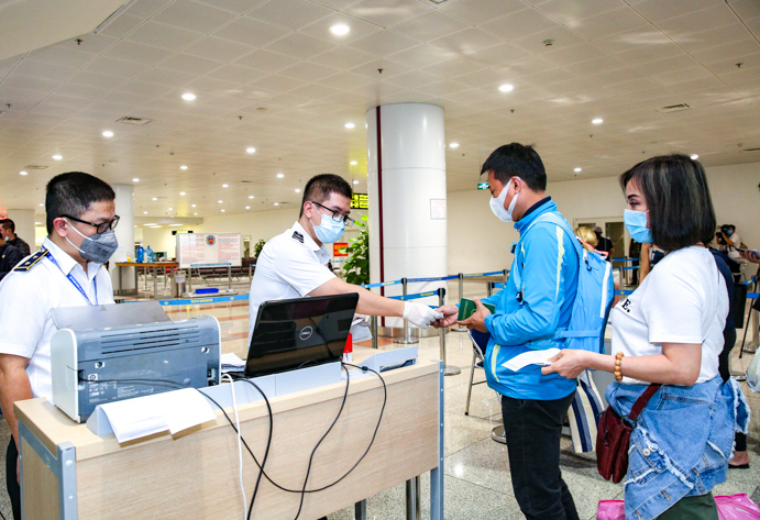 Đề xuất người nhập cảnh kh&ocirc;ng phải c&aacute;ch ly v&agrave; x&eacute;t nghiệm Covid-19 - Ảnh 1.