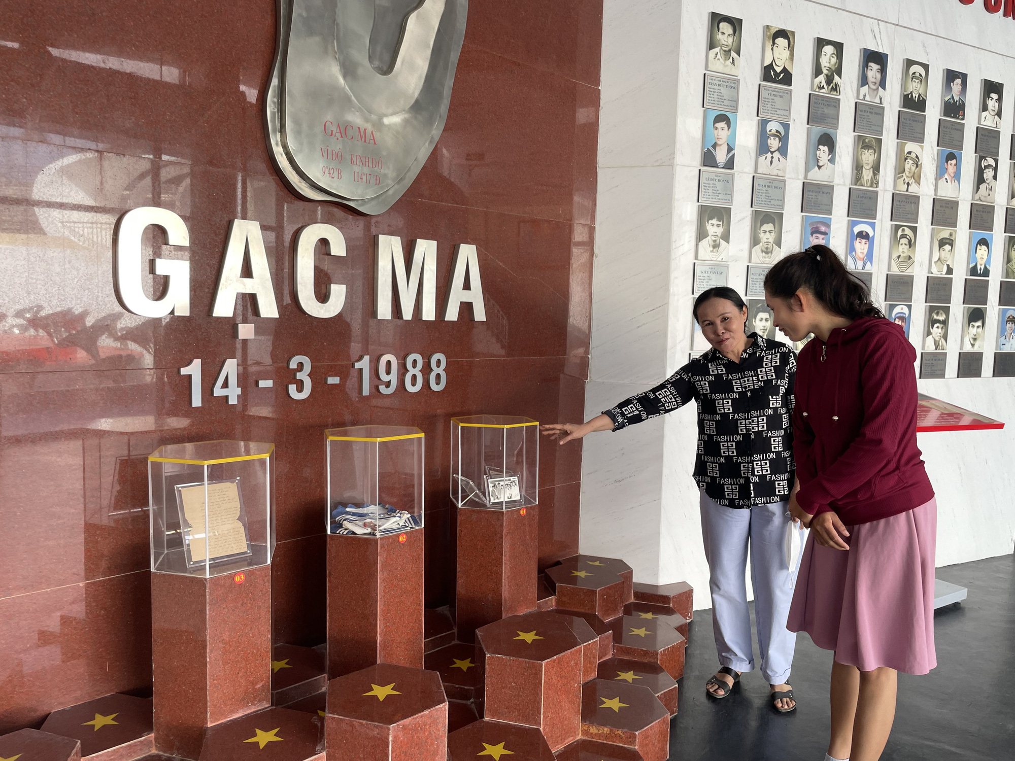 X&uacute;c động tưởng niệm 64 chiến sĩ Hải qu&acirc;n hy sinh tại Gạc Ma - Ảnh 9.