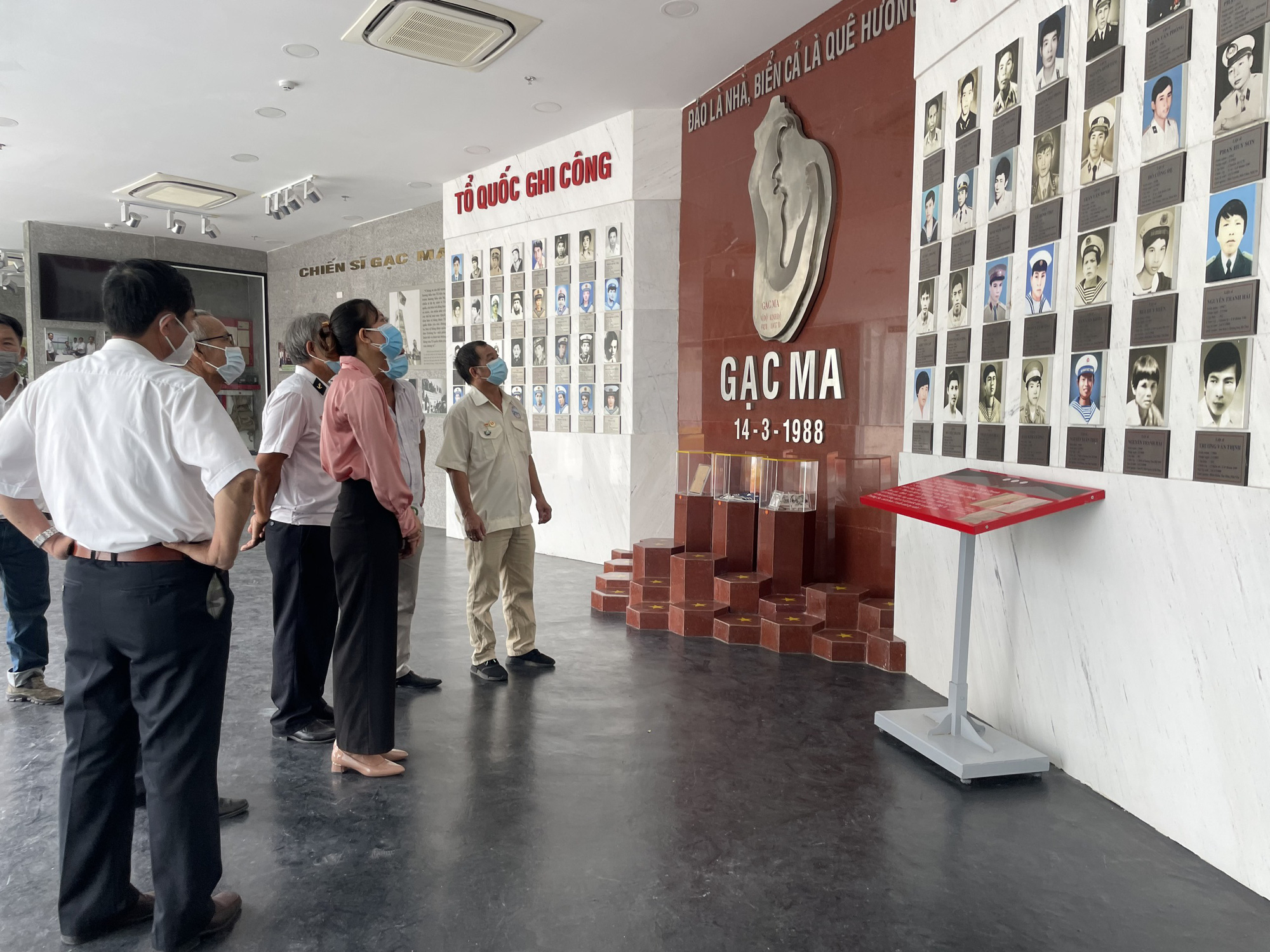 X&uacute;c động tưởng niệm 64 chiến sĩ Hải qu&acirc;n hy sinh tại Gạc Ma - Ảnh 11.