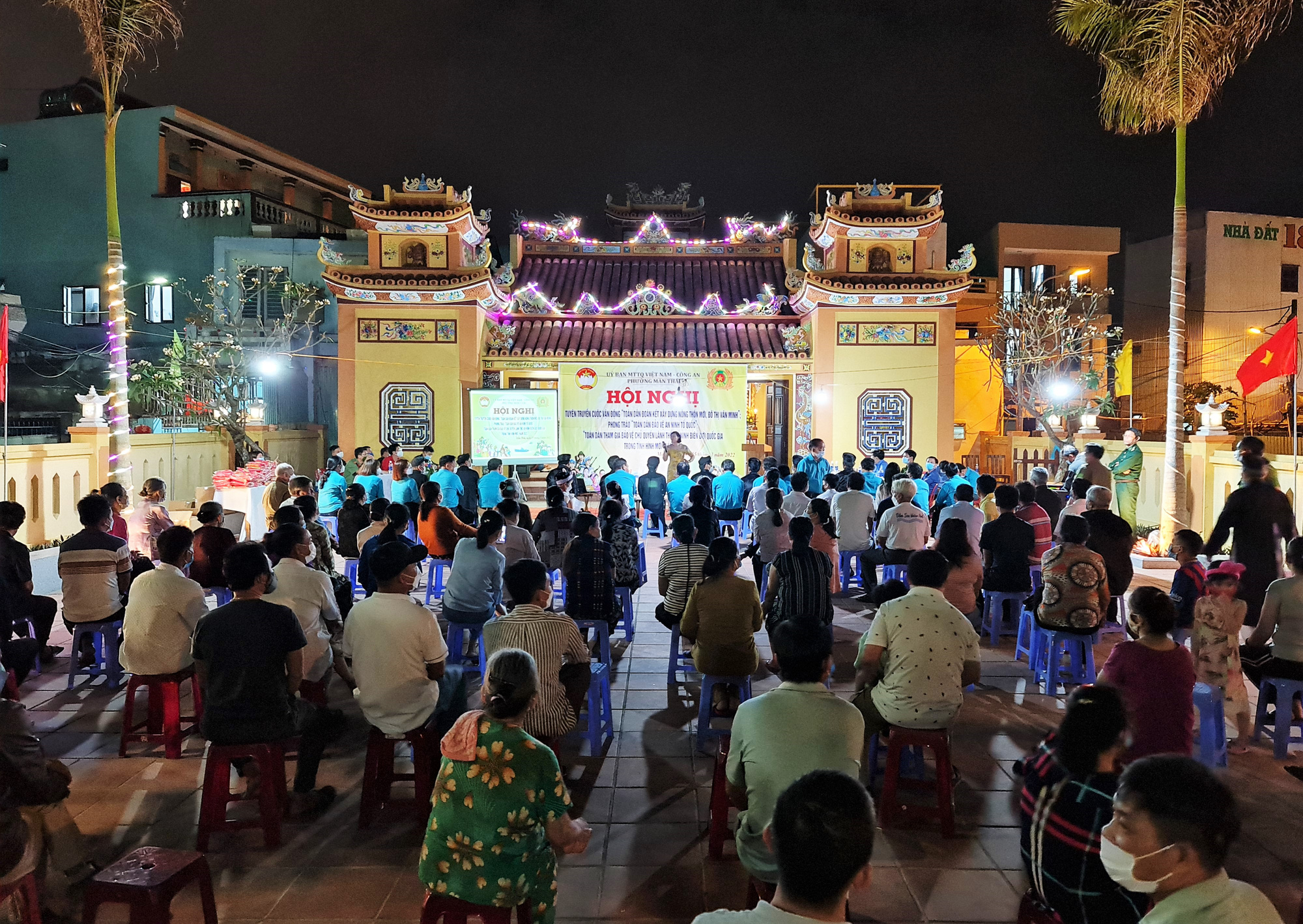 Tại Lăng Ngư Ông, ngư dân Đà Nẵng xúc động nhận cờ Tổ quốc - Ảnh 1.