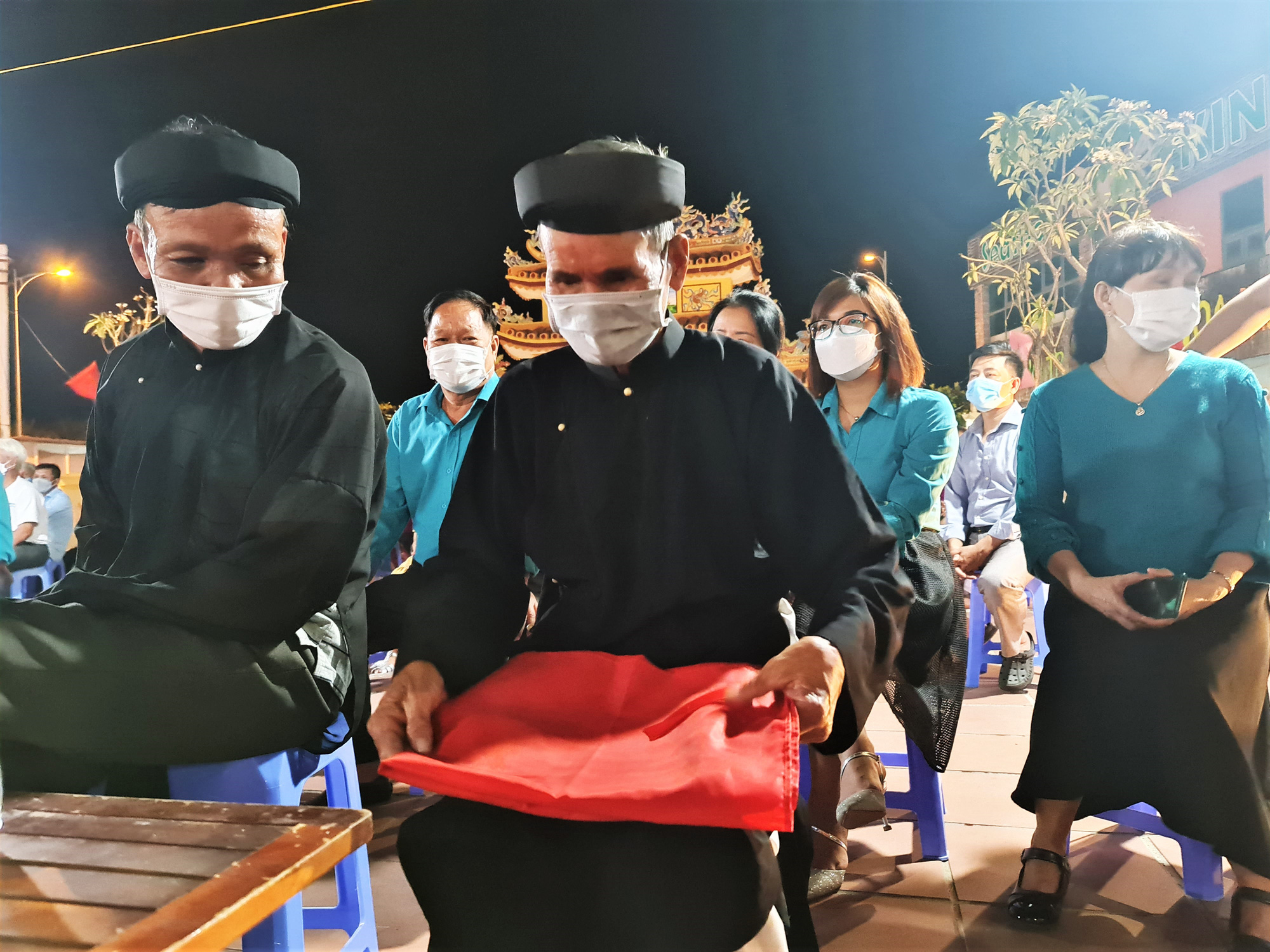Tại Lăng Ngư Ông, ngư dân Đà Nẵng xúc động nhận cờ Tổ quốc - Ảnh 7.
