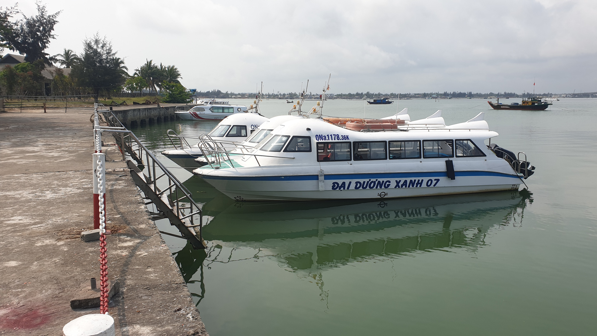 Tuyến thủy Cửa Đại - C&ugrave; Lao Ch&agrave;m dừng đột ngột, người d&acirc;n v&agrave; du kh&aacute;ch kh&ocirc;ng kịp trở tay - Ảnh 1.