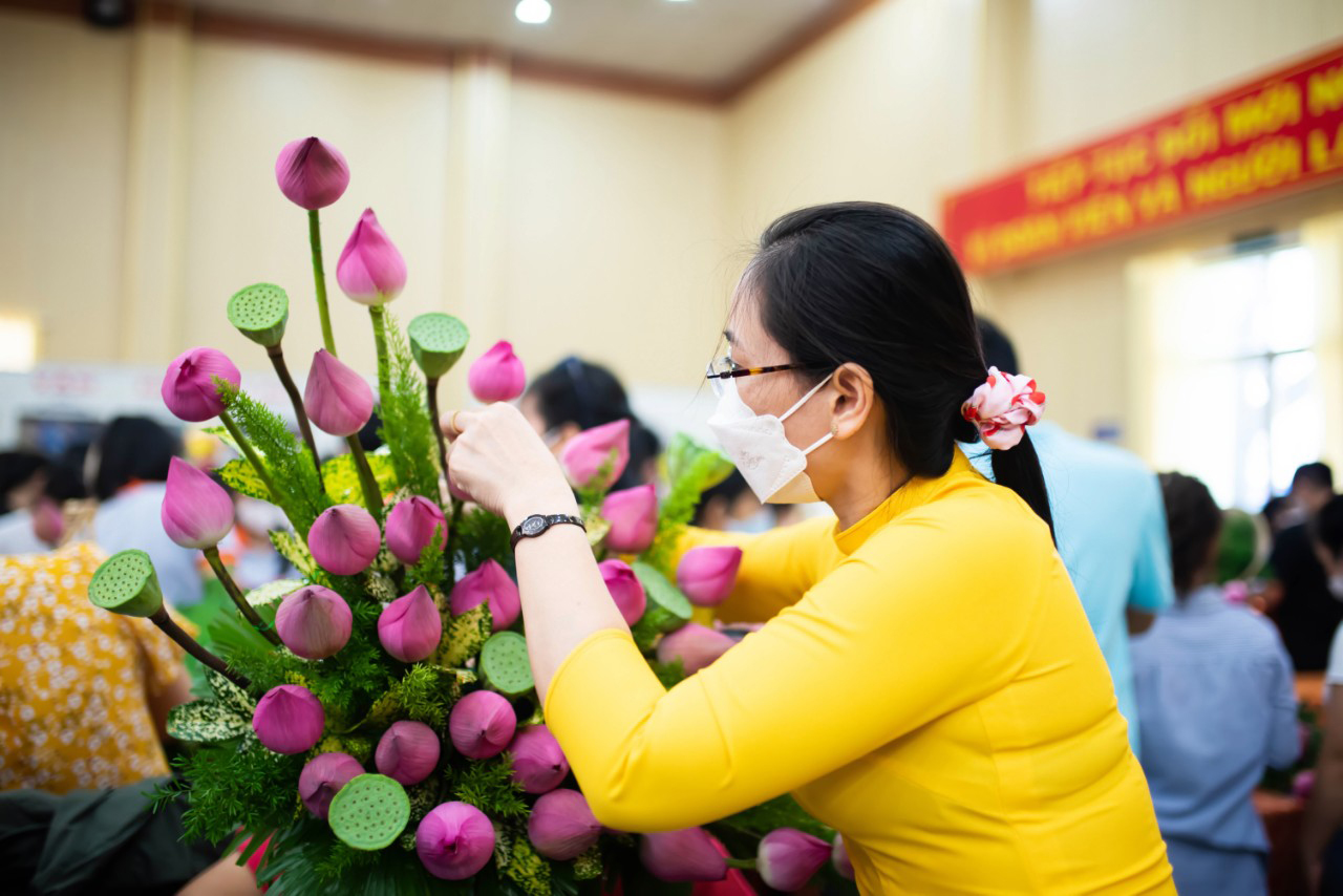 Chăm lo vật chất, tinh thần cho nữ CNVC-LĐ