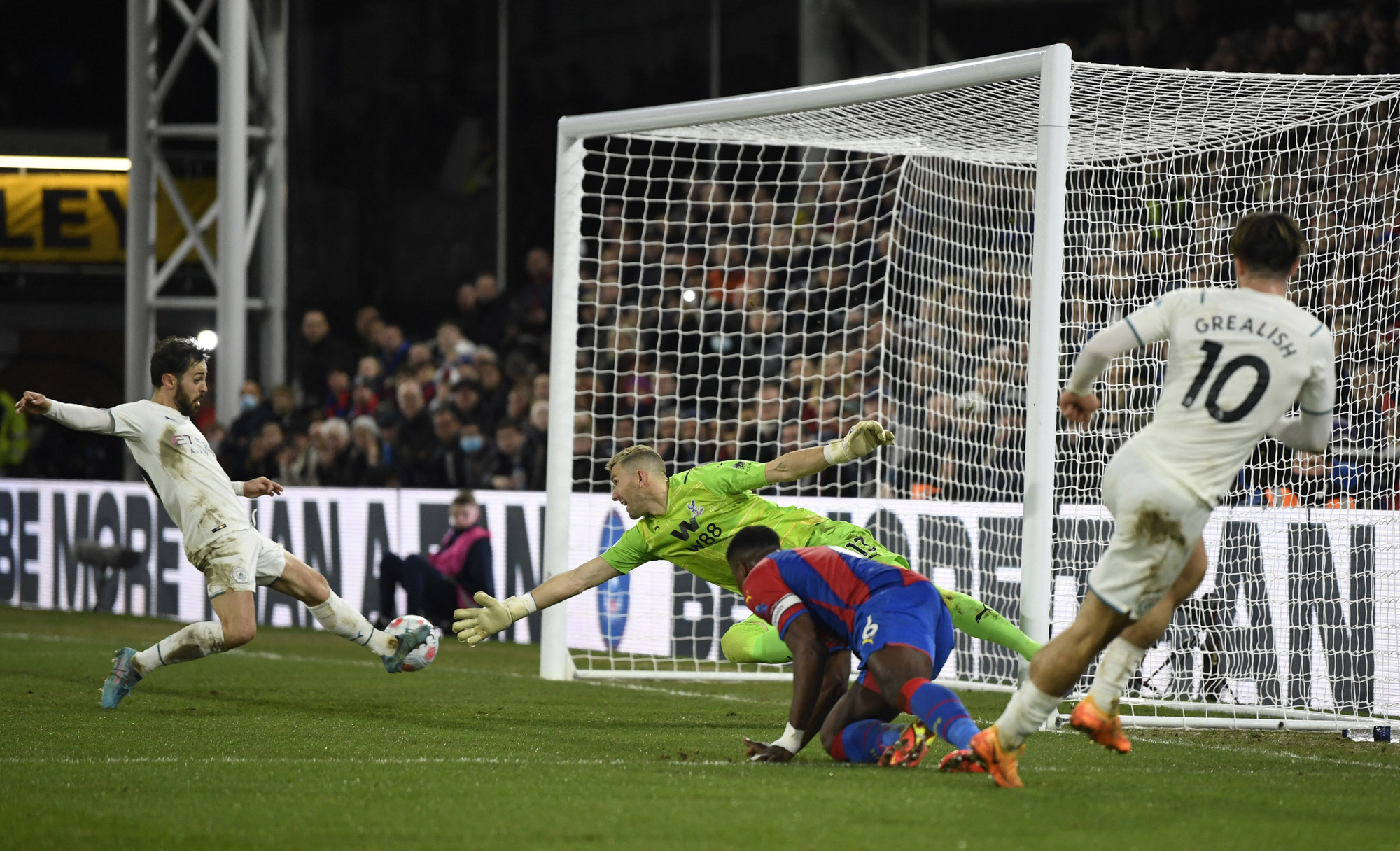 Crystal Palace giật điểm Man City, thổi lửa cuộc đua vô địch Ngoại hạng - Ảnh 1.