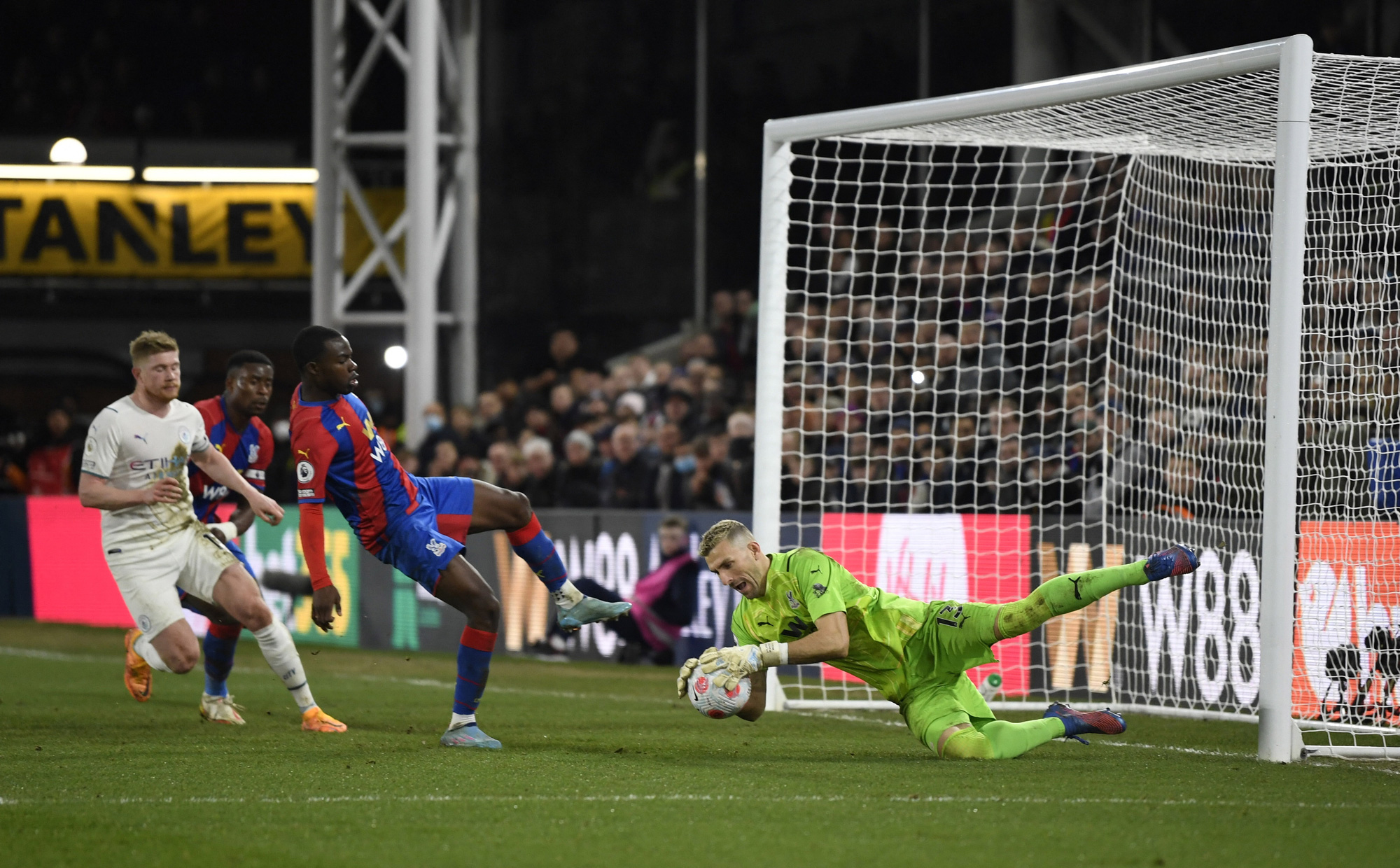 Crystal Palace giật điểm Man City, thổi lửa cuộc đua vô địch Ngoại hạng