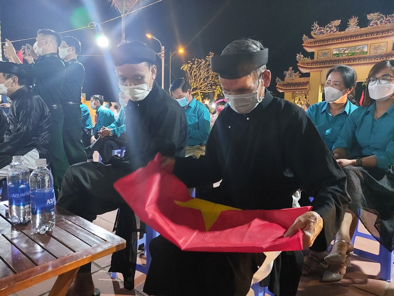 Tại Lăng Ngư Ông, ngư dân Đà Nẵng xúc động nhận cờ Tổ quốc - Ảnh 8.