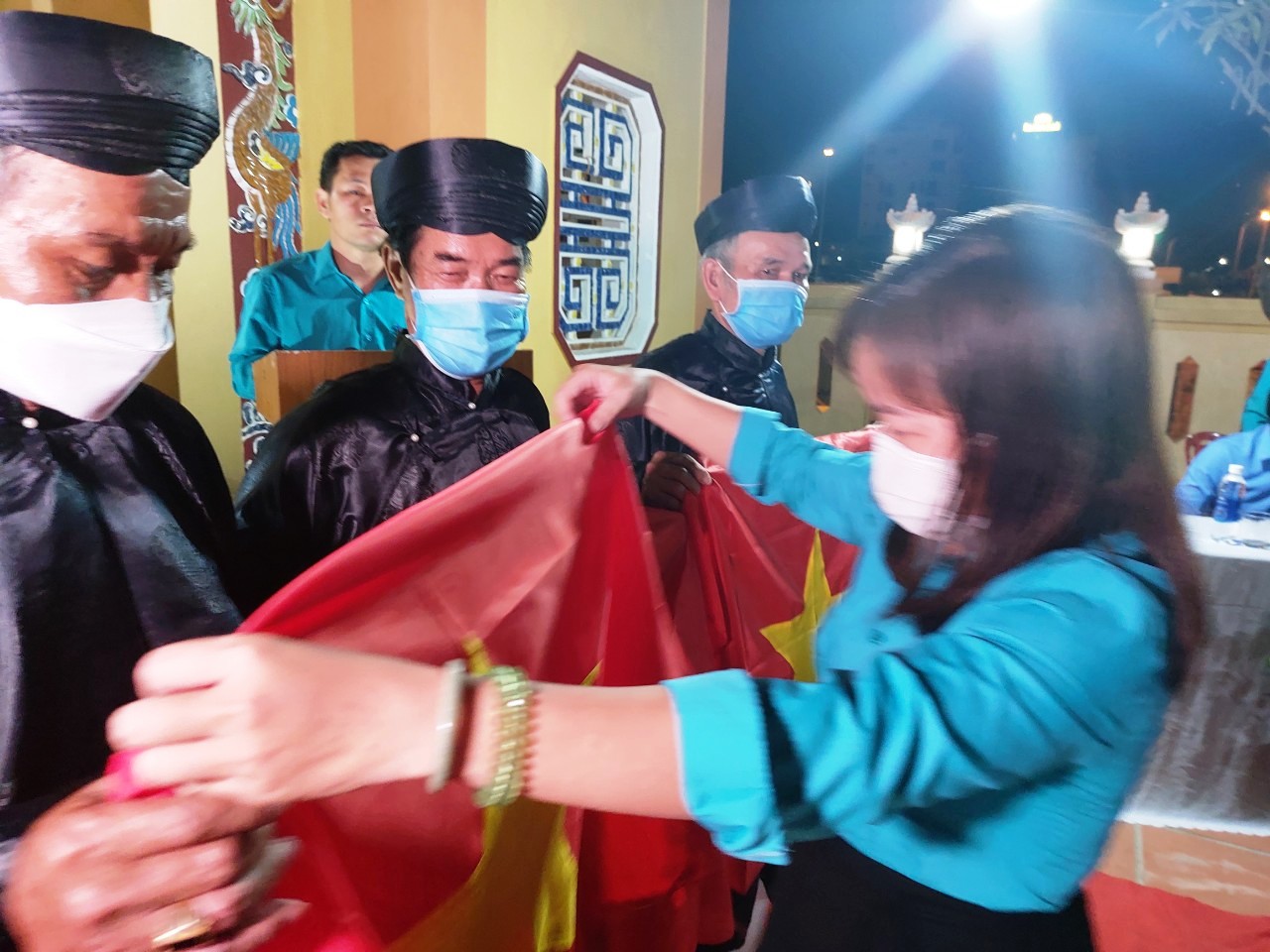 Tại Lăng Ngư Ông, ngư dân Đà Nẵng xúc động nhận cờ Tổ quốc - Ảnh 11.