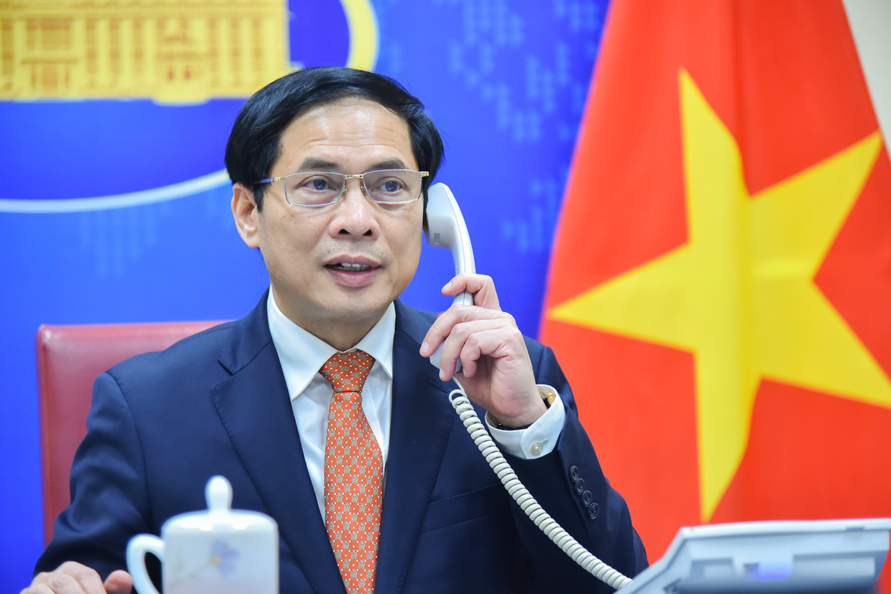 Bộ trưởng Ngoại giao Bùi Thanh Sơn điện đàm với hai Bộ trưởng Ngoại giao Nga và Ukraine