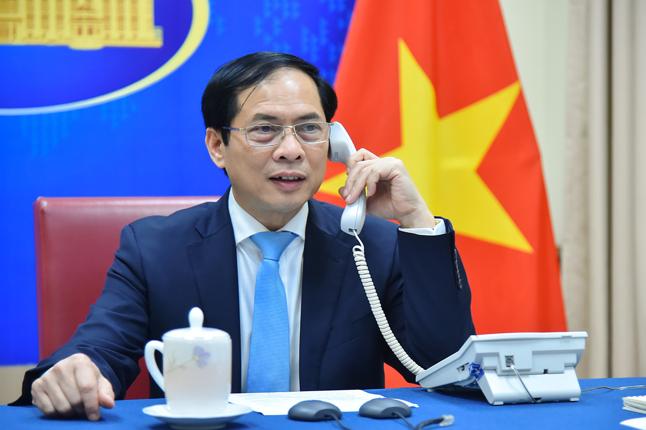 Bộ trưởng Ngoại giao B&ugrave;i Thanh Sơn điện đ&agrave;m với Bộ trưởng Ngoại giao Nga v&agrave; Ukraine - Ảnh 1.
