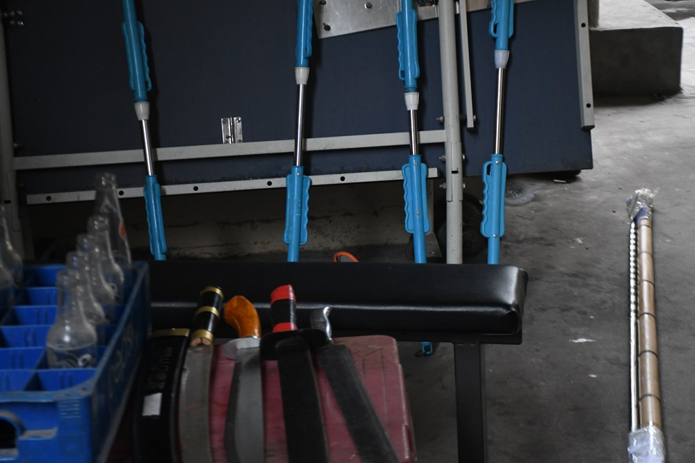 40 c&ocirc;n đồ đất Cảng cầm ph&oacute;ng lợn, tu&yacute;p sắt rượt đuổi hỗn chiến kinh ho&agrave;ng - Ảnh 3.