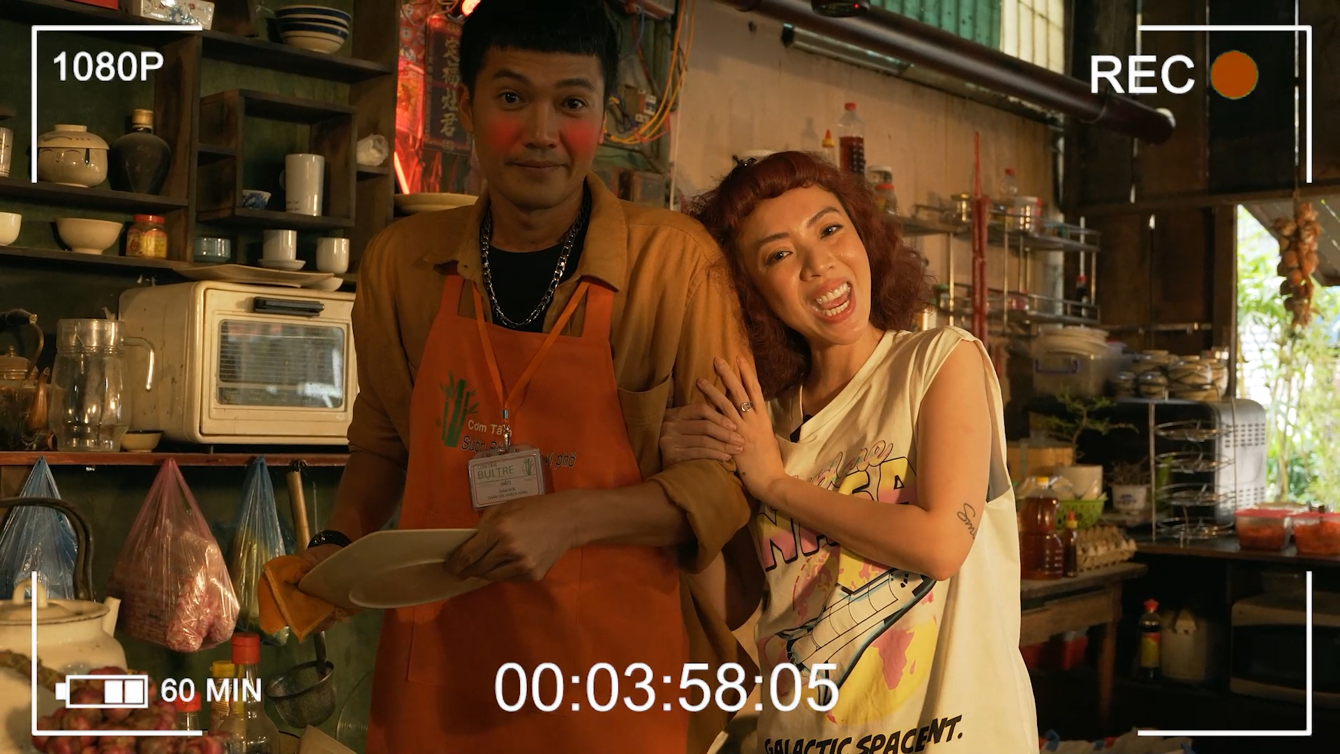 Thu Trang d&iacute; dỏm h&eacute; lộ bối cảnh v&agrave; biệt đội b&aacute;n cơm trong &ldquo;Nghề si&ecirc;u dễ&rdquo; - Ảnh 5.